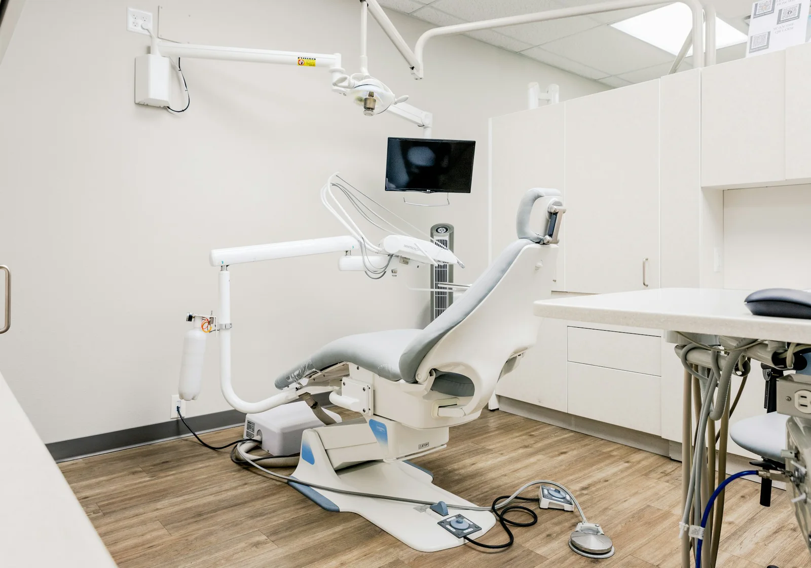 Ruang perawatan gigi dengan dental chair dan peralatan klinis